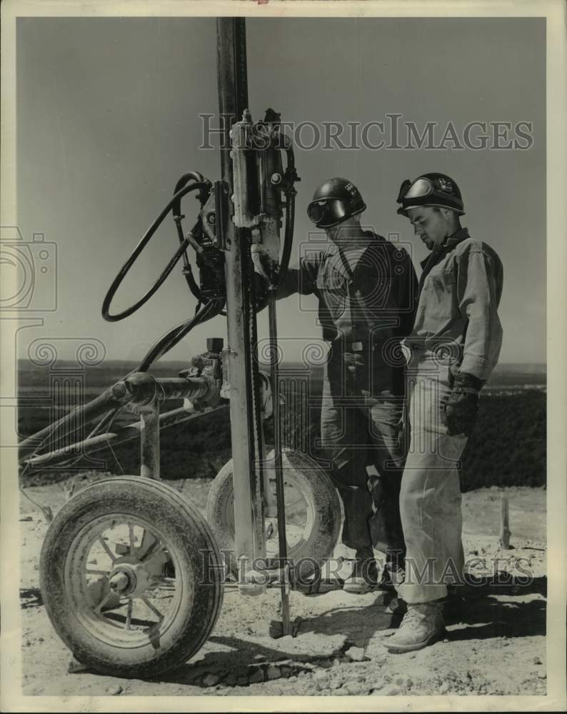 1952 Press Photo Cpl Donald Anderson and Cpl. Homer Dunn build Camp McCoy roads