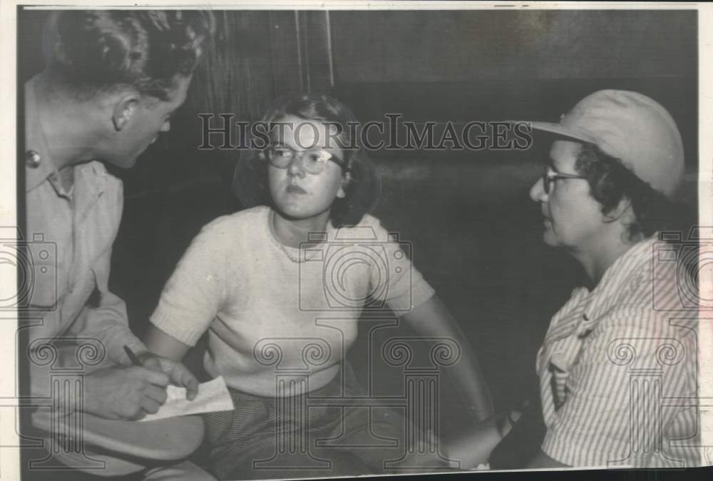 1950 Press Photo US citizens who left South Korea speak to reporter in Japan