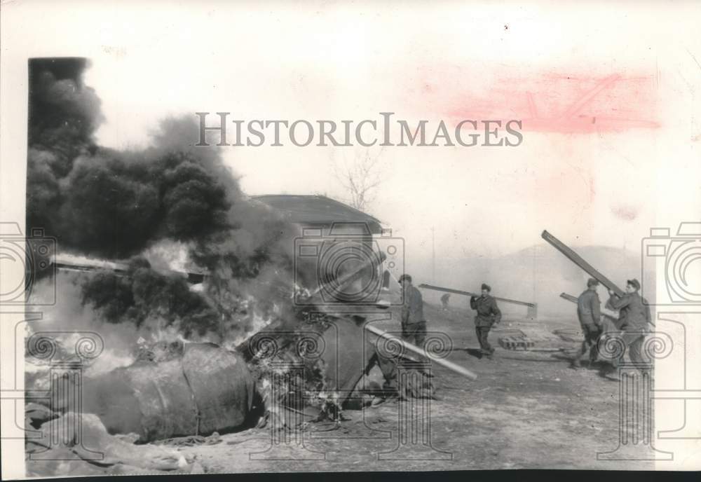 1950 Press Photo U.S. troops burn supplies at Pyongyang to keep it from Chinese.