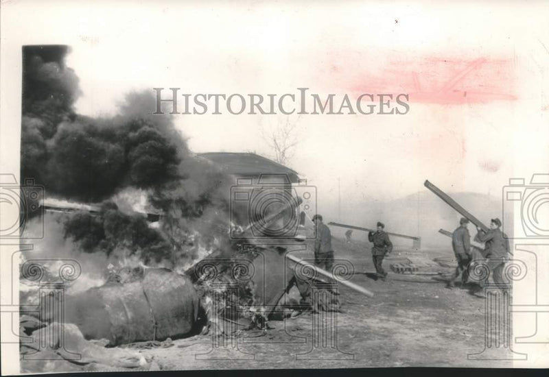 Load image into Gallery viewer, 1950 Press Photo U.S. troops burn supplies at Pyongyang to keep it from Chinese.
