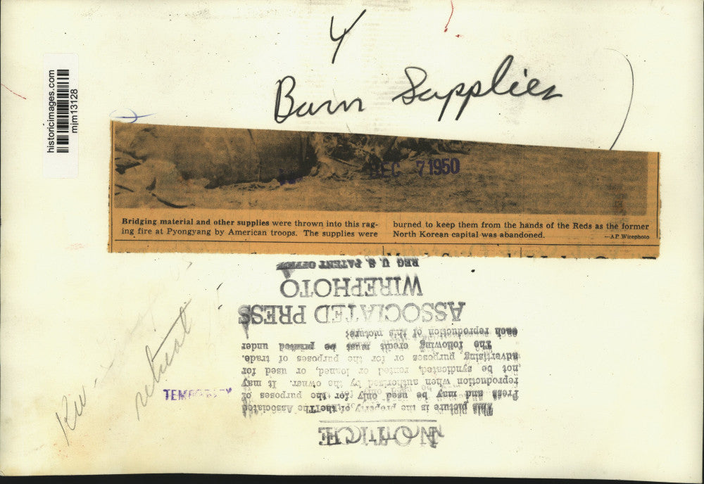 1950 Press Photo U.S. troops burn supplies at Pyongyang to keep it from Chinese.