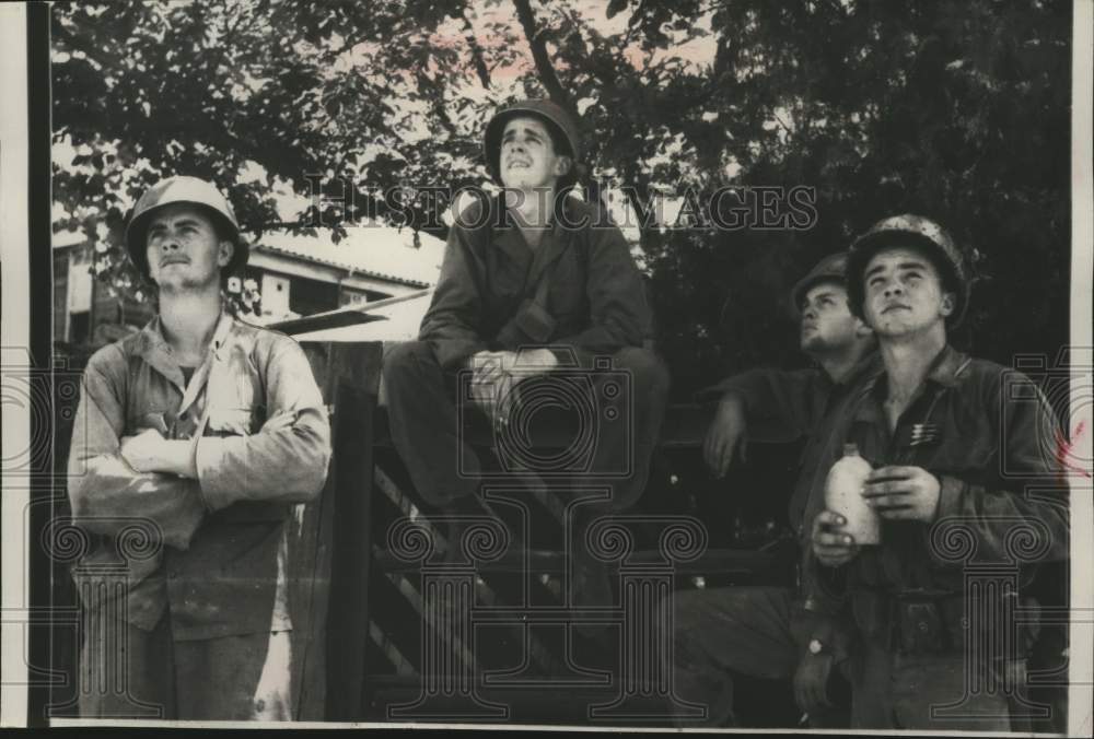 1950 Press Photo Soldiers Watch United States Airplanes Near Yongdong, Korea