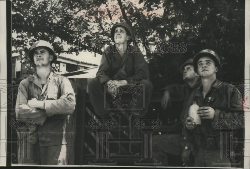 Load image into Gallery viewer, 1950 Press Photo Soldiers Watch United States Airplanes Near Yongdong, Korea
