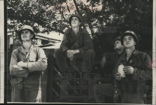 1950 Press Photo Soldiers Watch United States Airplanes Near Yongdong, Korea