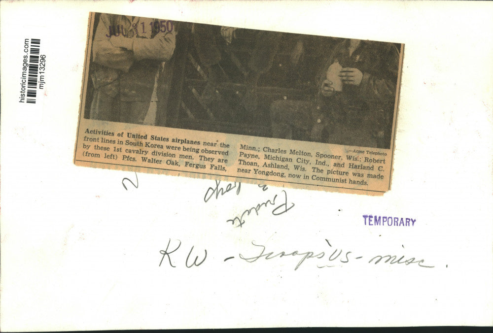 1950 Press Photo Soldiers Watch United States Airplanes Near Yongdong, Korea