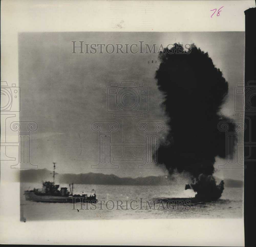 1953 Press Photo US mine sweeper "Mockingbird" detonates mine, Yellow sea, Korea