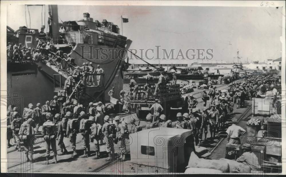 1950 Press Photo Transport Ship Pickaway Embarks Marines At San Diego California