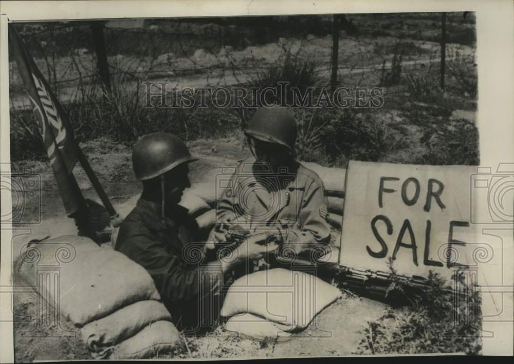 1951 Press Photo Master Sergeant Ellis, Sergeant Gonzales Deal In Korean Foxhole