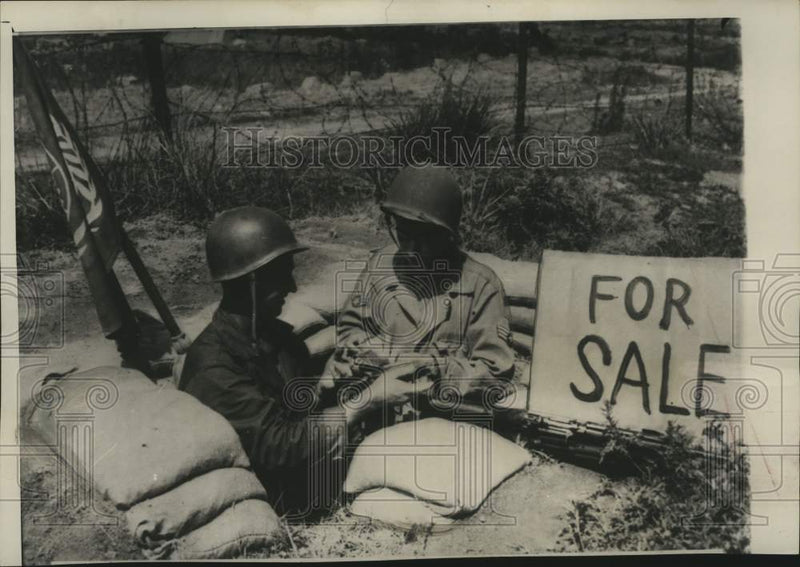 Load image into Gallery viewer, 1951 Press Photo Master Sergeant Ellis, Sergeant Gonzales Deal In Korean Foxhole
