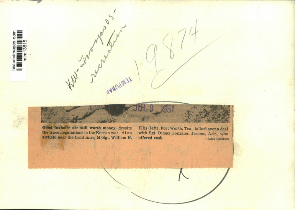 1951 Press Photo Master Sergeant Ellis, Sergeant Gonzales Deal In Korean Foxhole