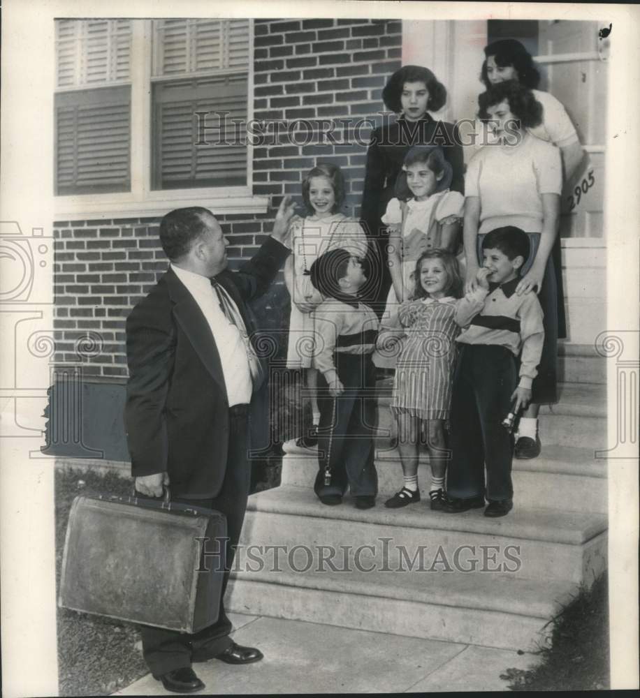 1950 Press Photo USAR SSG Abraham Freemer Waves Goodbye to Family in Phila, Pa