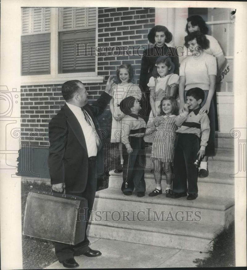 Load image into Gallery viewer, 1950 Press Photo USAR SSG Abraham Freemer Waves Goodbye to Family in Phila, Pa
