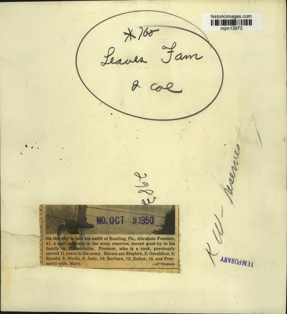 1950 Press Photo USAR SSG Abraham Freemer Waves Goodbye to Family in Phila, Pa