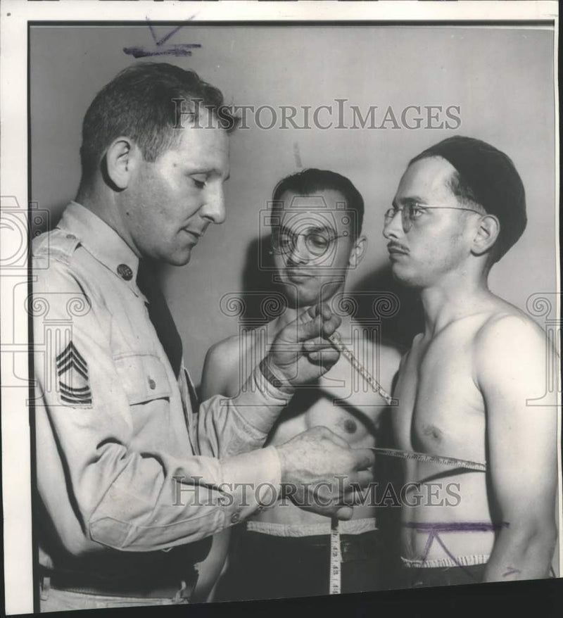 Load image into Gallery viewer, 1950 Press Photo Cyrus and Roshan Ghadiali getting measured by Sergeant Kline.
