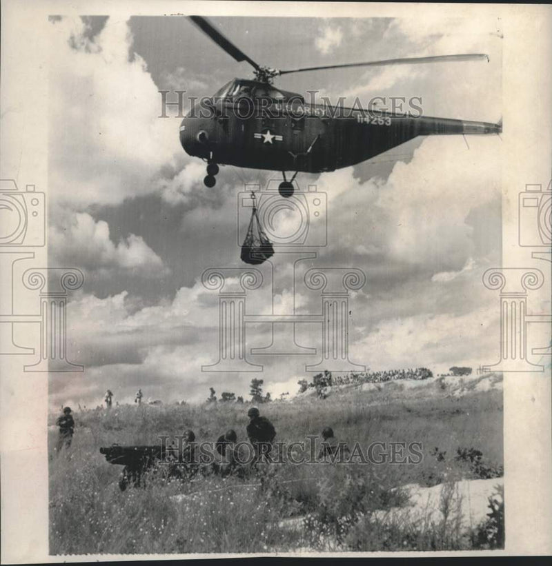 Load image into Gallery viewer, 1952 Press Photo Helicopter Drops Ammunition to Howitzer Crew in Mock Battle
