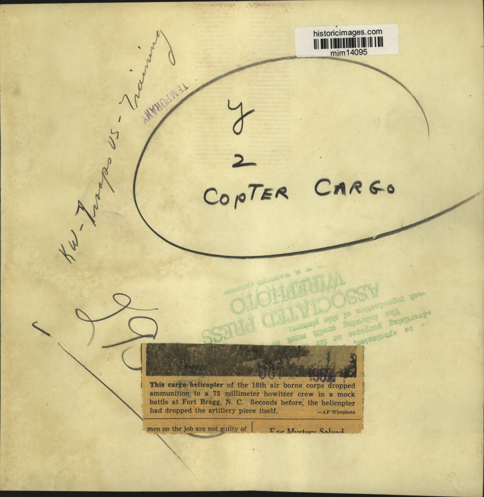 1952 Press Photo Helicopter Drops Ammunition to Howitzer Crew in Mock Battle