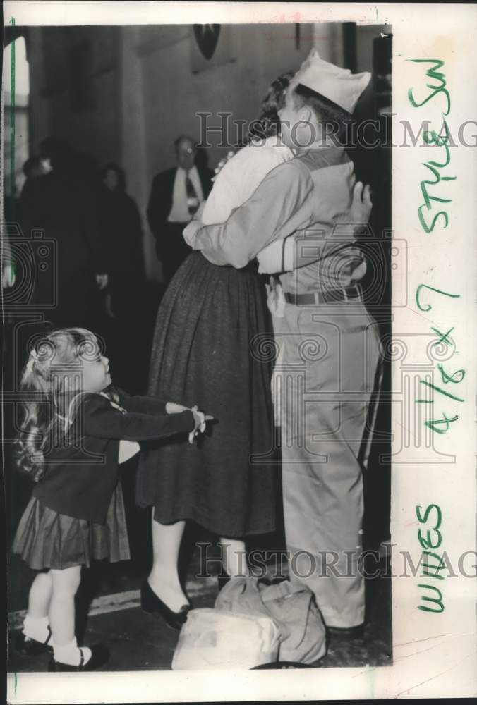 1953 Press Photo Former POW Lt Joseph Bernarz arrives Home to Wife and Daughter