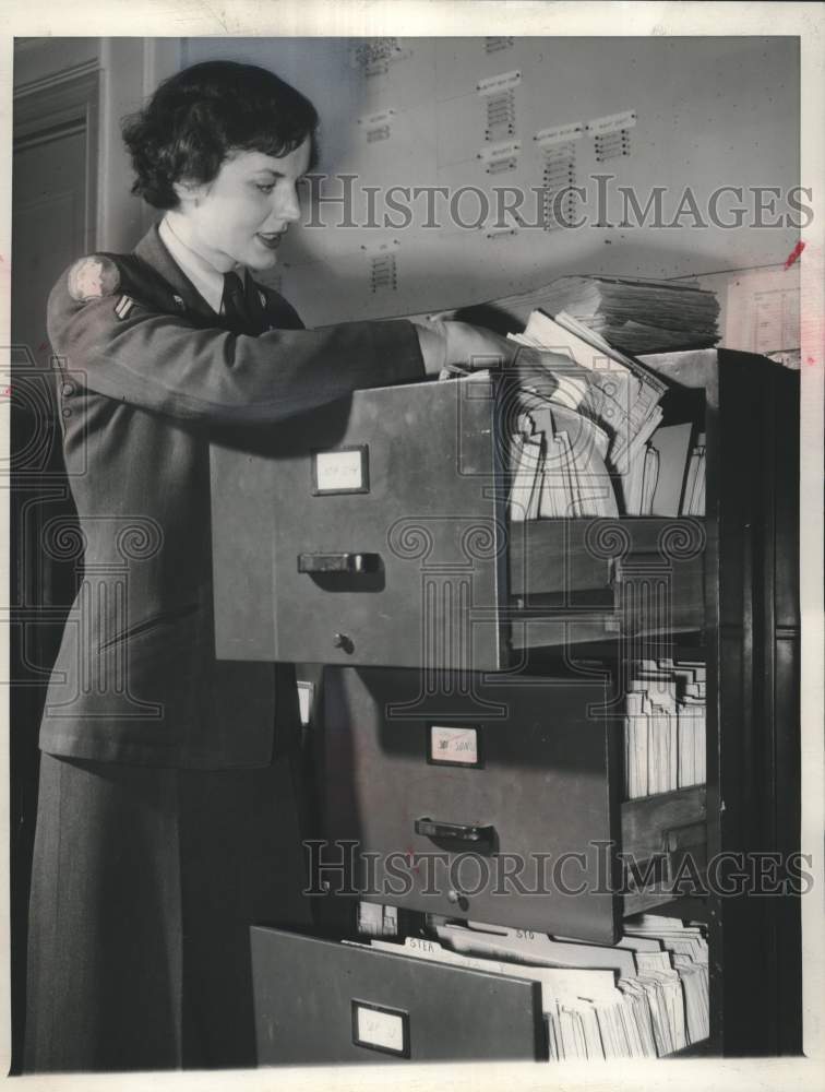 1950 Press Photo Corporal Martha L. Leiman Pulls Files of Reserve Officers