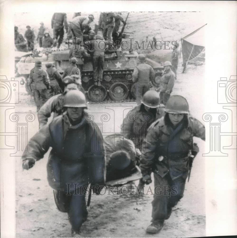 1953 Press Photo Wounded American soldier carried by men to first aid, Spud Hill