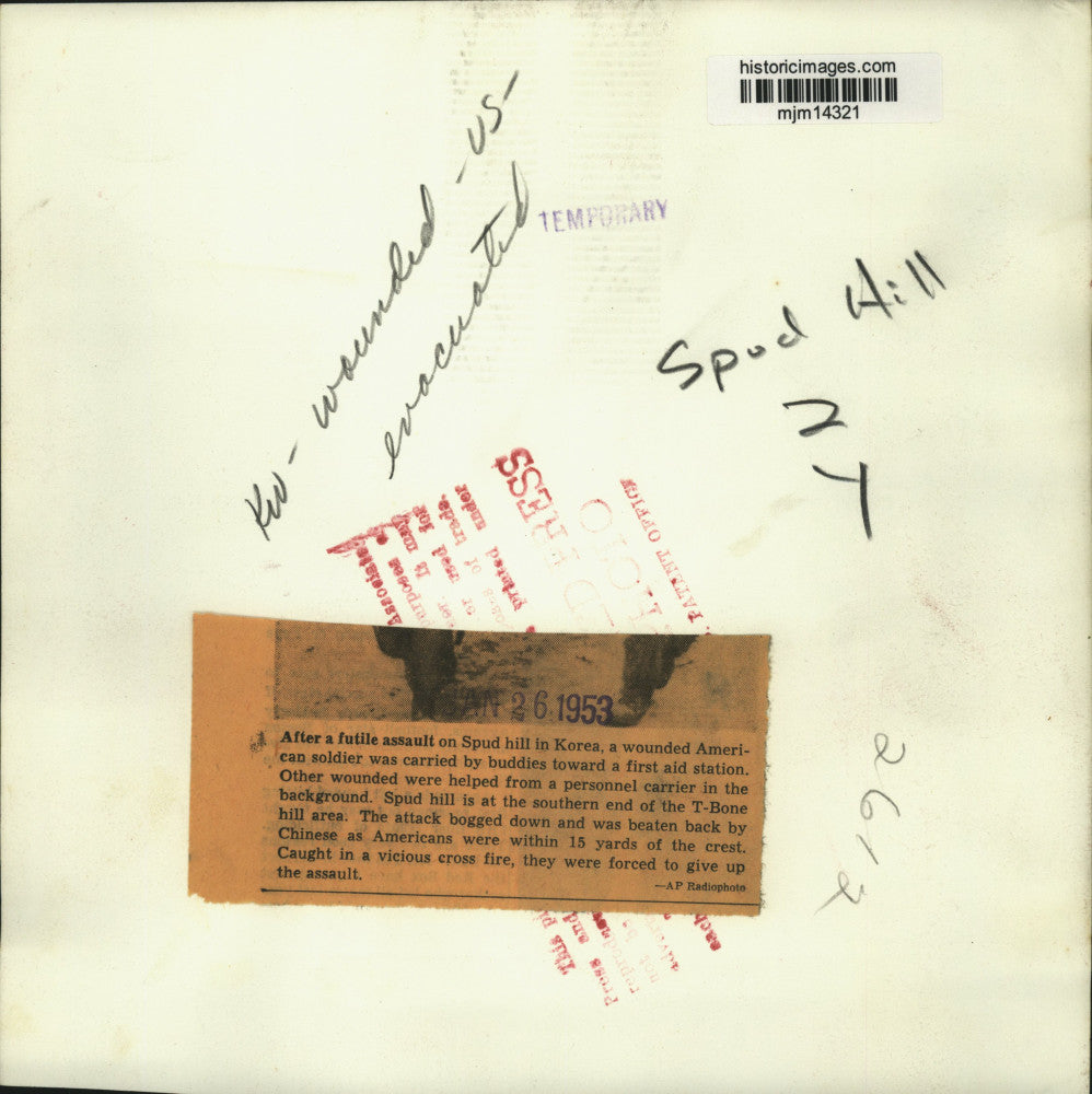 1953 Press Photo Wounded American soldier carried by men to first aid, Spud Hill