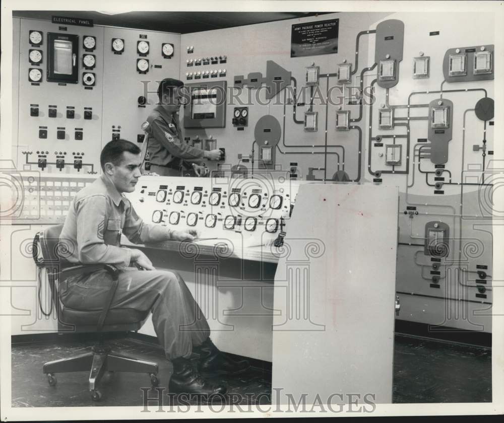 1960 Press Photo Sargent Shakour at atomic power plant at Fort Belvoir, Virginia