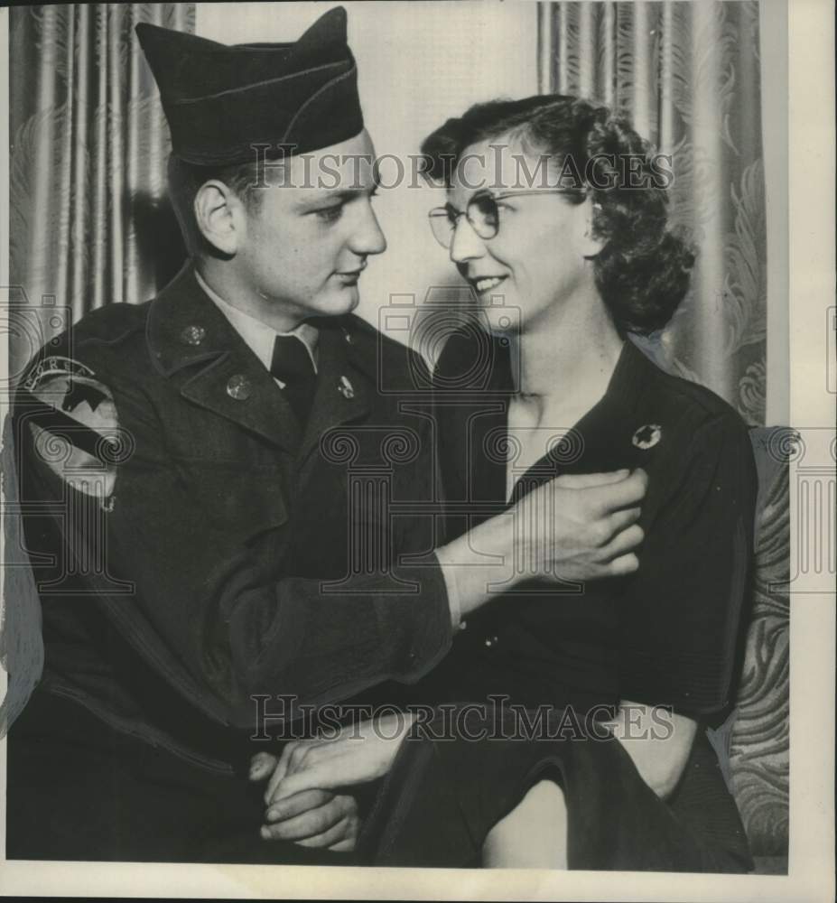 1951 Press Photo Pfc Maurice T. Gage Give Mom Button Taken from a North Korean- Historic Images