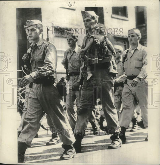 1950 Press Photo Brenda Fay Souris Stays with her Father, an enlisted Reservist