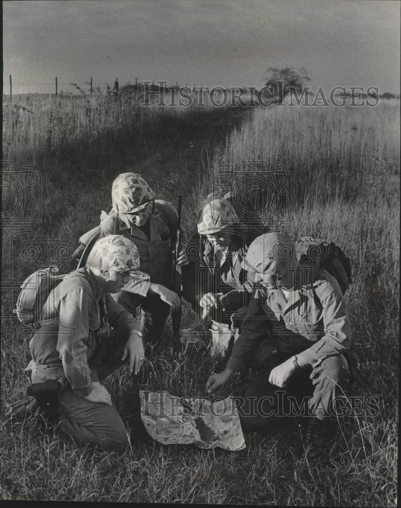 1967 Press Photo US Marine officers discuss strategy during training - mjm16047