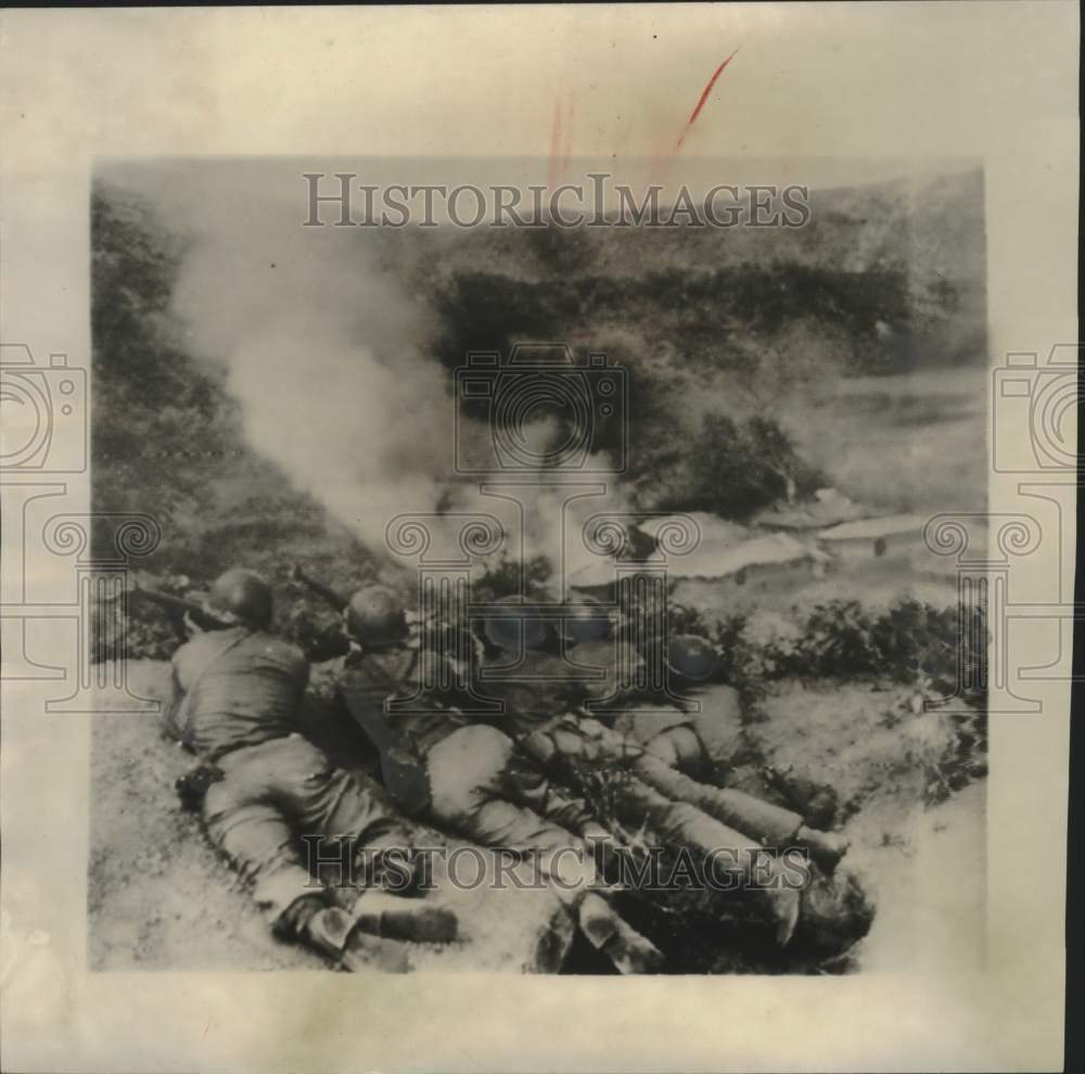 1950 Press Photo United States 1st cavalry division soldiers fire at snipers