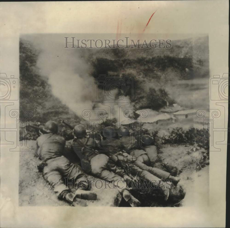 Load image into Gallery viewer, 1950 Press Photo United States 1st cavalry division soldiers fire at snipers

