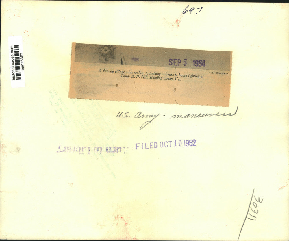 1952 Press Photo US GI's practice fighting maneuvers at Camp A.P. Hill, Virginia