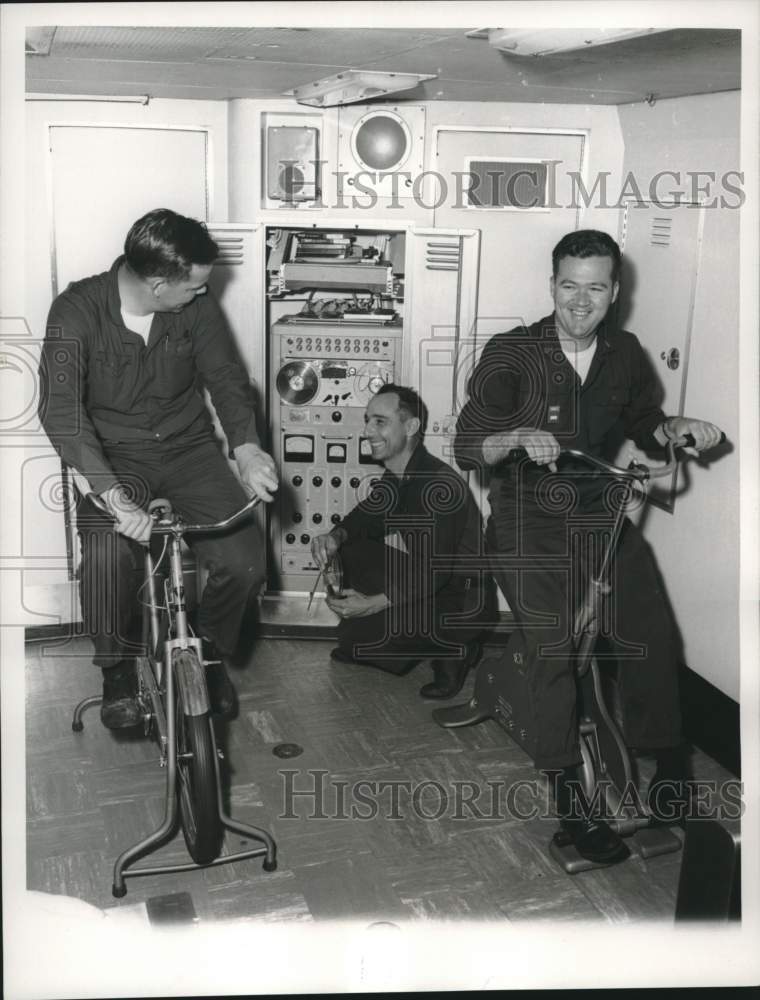 1963 Press Photo Communications men work out on the Navy Submarine Lafayette- Historic Images