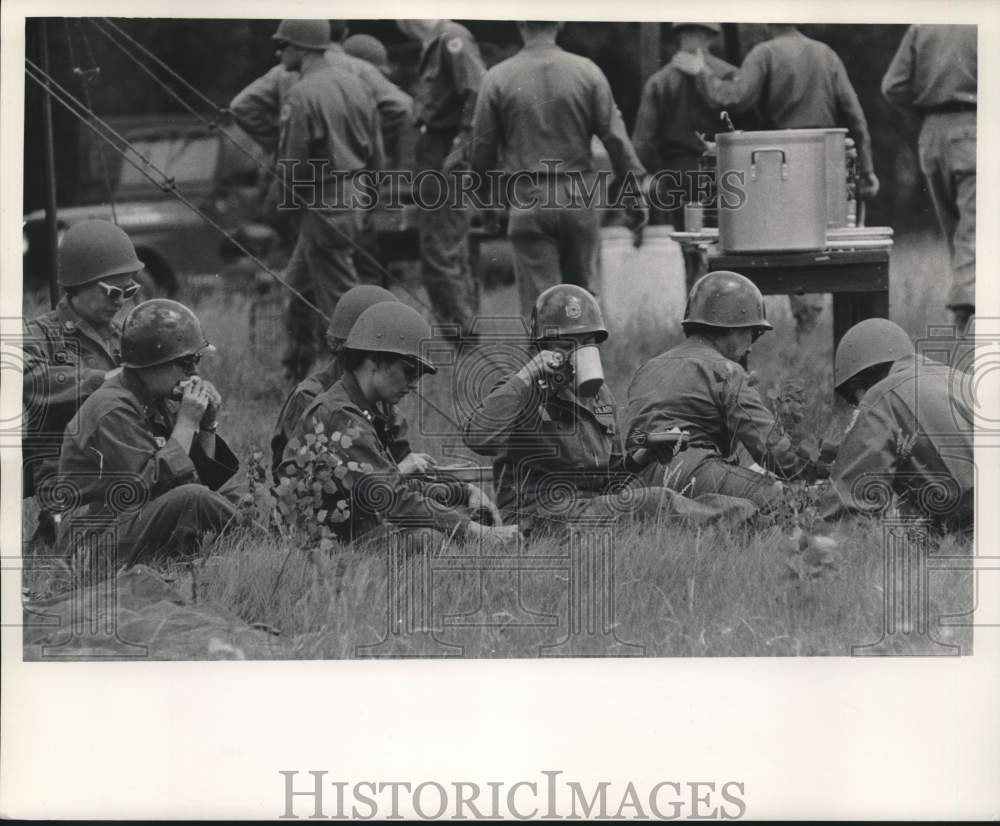 1963 Press Photo United States Army women troops sit in field, eat meal together