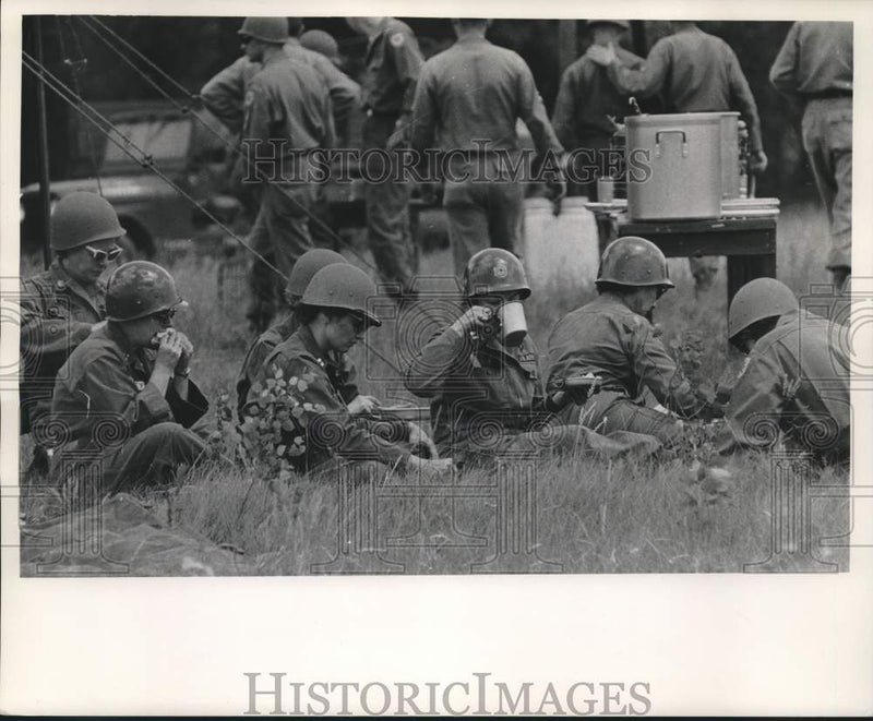 Load image into Gallery viewer, 1963 Press Photo United States Army women troops sit in field, eat meal together
