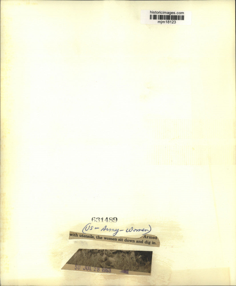 1963 Press Photo United States Army women troops sit in field, eat meal together