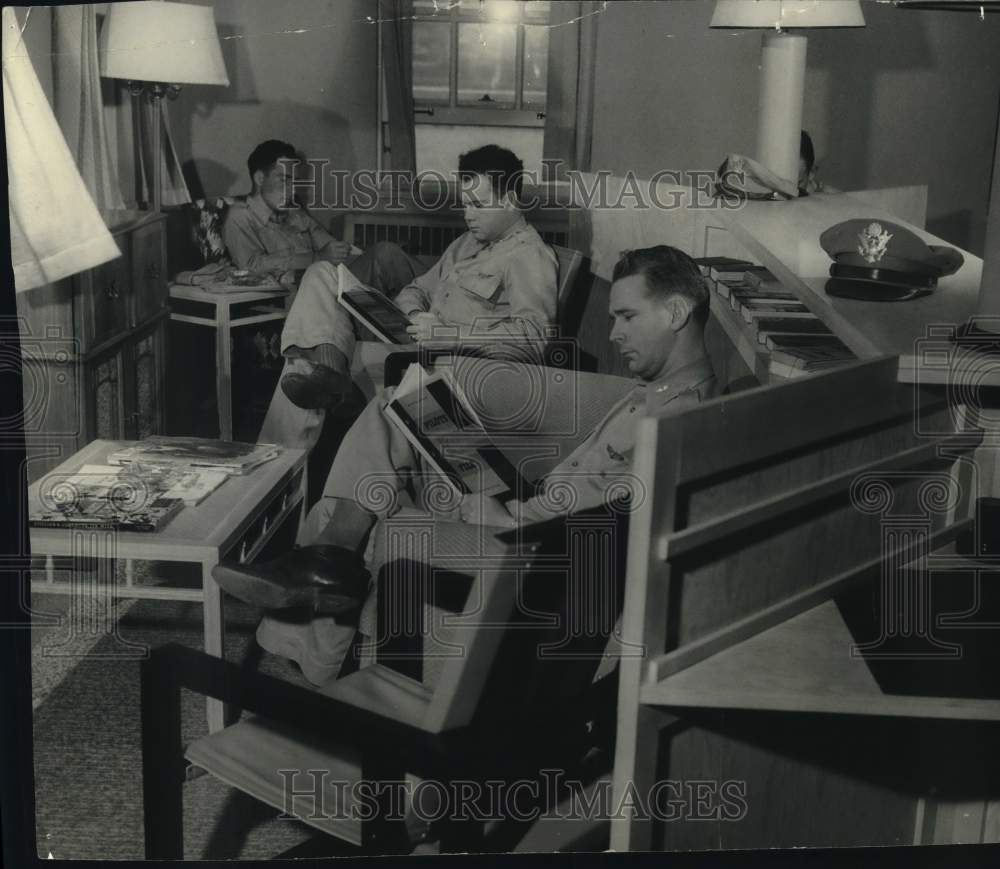 1943 Press Photo Air Transport Pilots Rest in Officers' Lounge at Mitchell Field