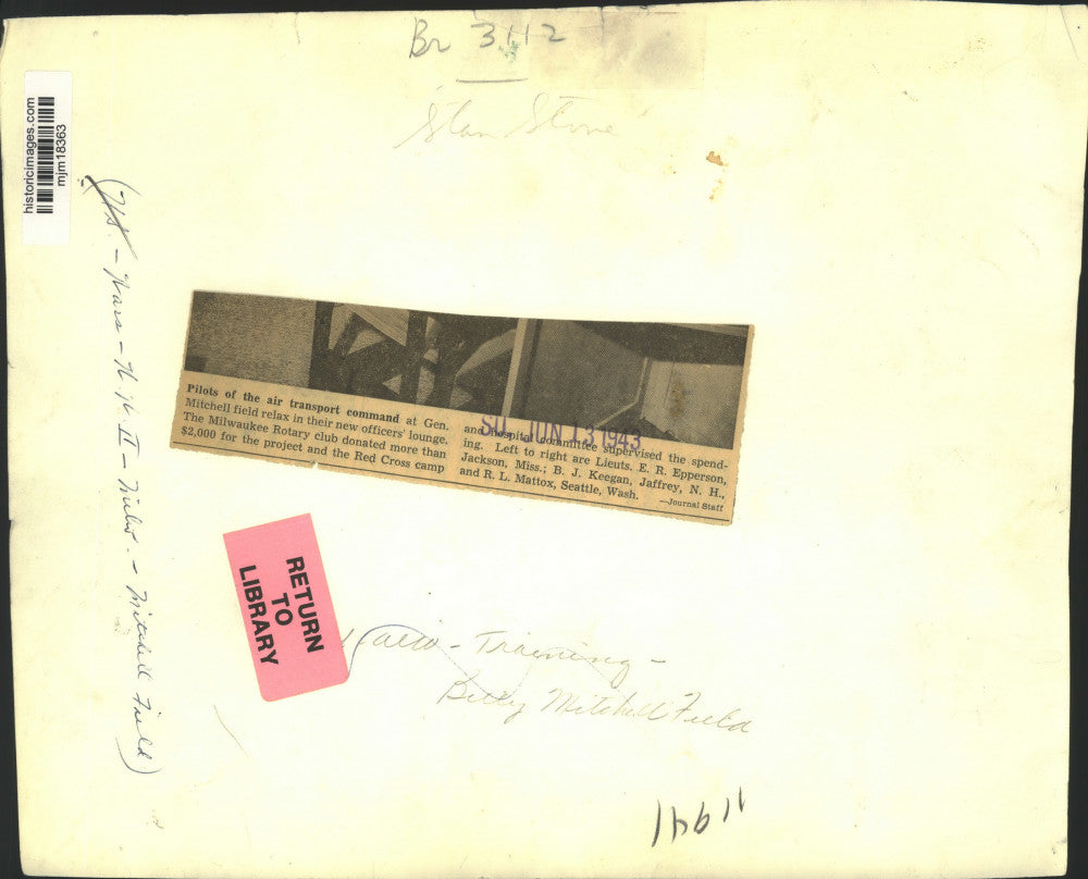 1943 Press Photo Air Transport Pilots Rest in Officers' Lounge at Mitchell Field