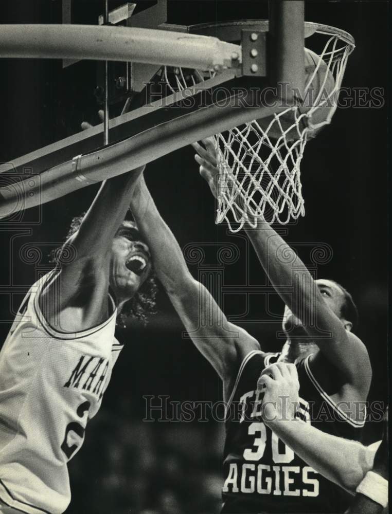 1982 Press Photo Marquette&#39;s Terry Reason dunks basketball over Jimmie Gilbert- Historic Images