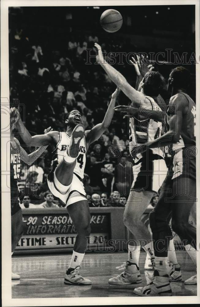 1989 Press Photo Milwaukee&#39;s Jay Humphries keeps balance in basketball game- Historic Images