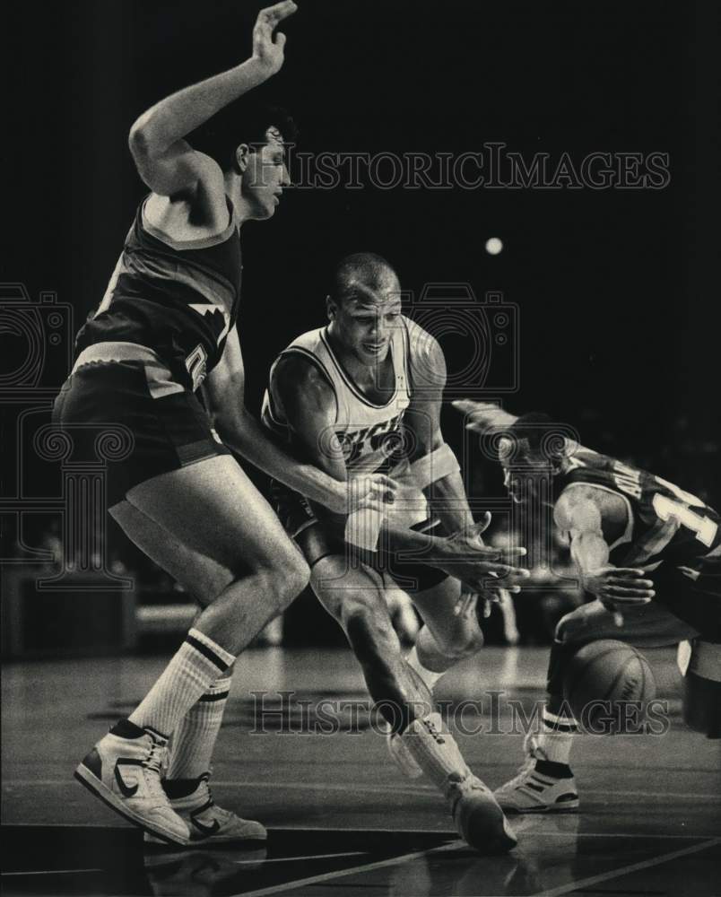 1988 Press Photo Terry Cummings tries to grab ball at Milwaukee basketball game- Historic Images
