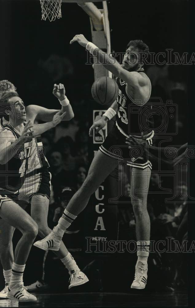 1988 Press Photo Utah's Mark Eaton grabs rebound in basketball game - mjo00029- Historic Images