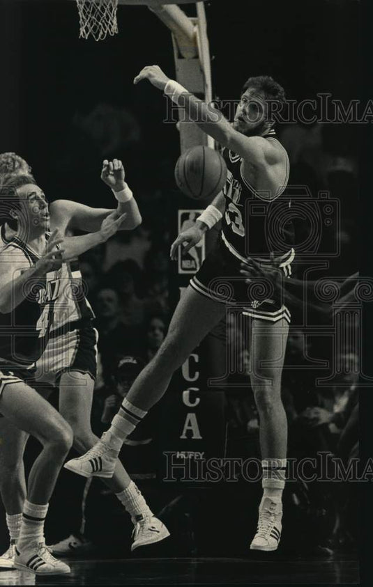 1988 Press Photo Utah's Mark Eaton grabs rebound in basketball game - mjo00029- Historic Images