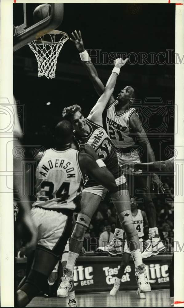 1990 Press Photo Bucks' Alvin Robertson shoots basketball in game - mjo00035- Historic Images