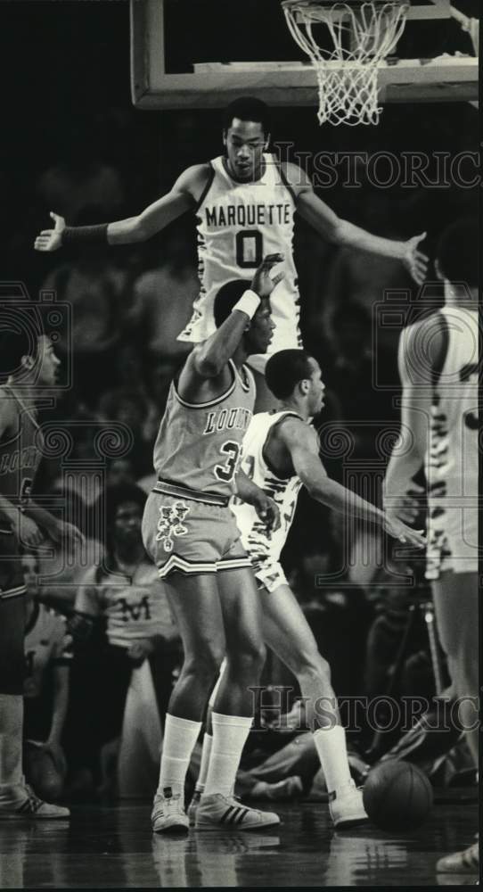 1981 Press Photo Marquette&#39;s Oliver Lee jumps for rebound in basketball game- Historic Images