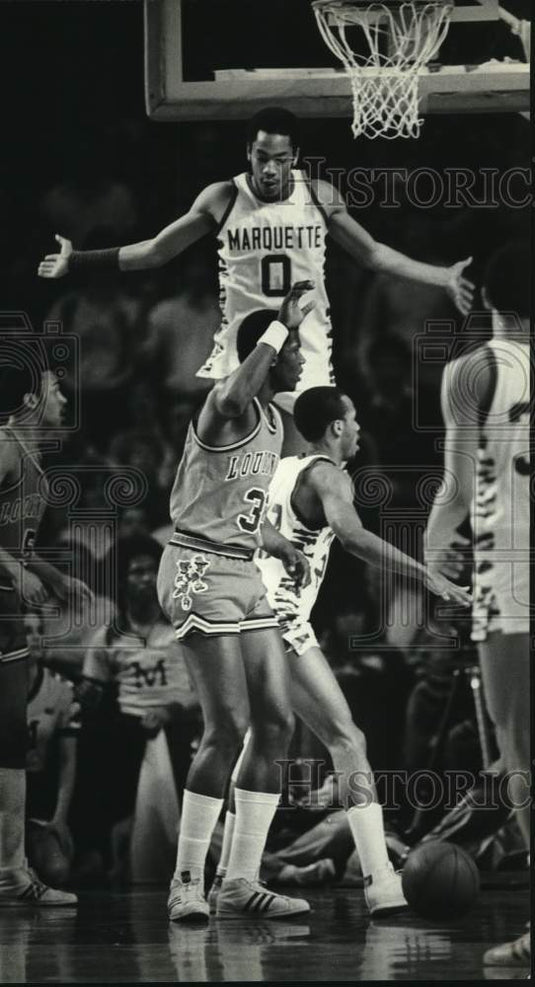 1981 Press Photo Marquette's Oliver Lee jumps for rebound in basketball game- Historic Images