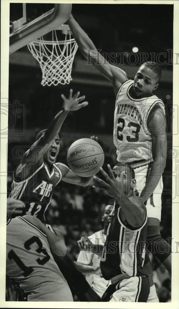 1988 Press Photo Marquette&#39;s Tyrone Baldwin jumps for loose ball in game- Historic Images