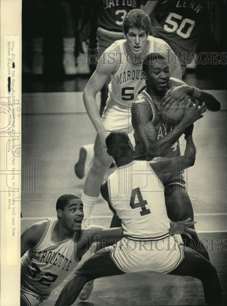 1985 Press Photo Marquette&#39;s Benny Moore and Kerry Trotter fight for ball- Historic Images