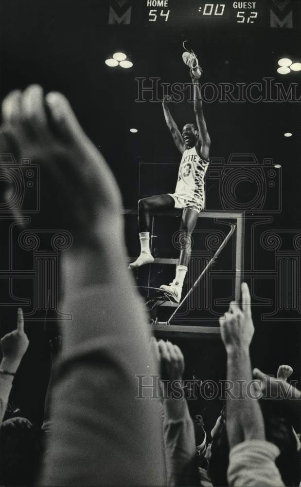 1981 Press Photo Marquette&#39;s Michael Wilson sits on backboard after win at Arena- Historic Images