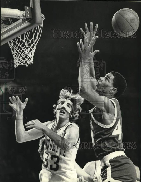 1982 Press Photo Marquette's Terrell Schlundt watches Richard Bates lose ball- Historic Images