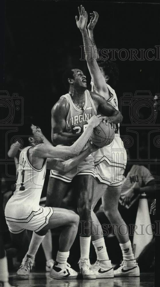 1982 Press Photo Virginia Tech&#39;s Dale Solomon holds onto basketball in game- Historic Images